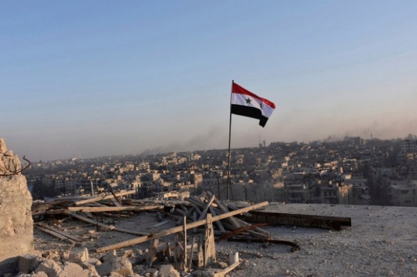 Una bandiera siriana abbandonata; rappresenta le persone in cerca di speranza