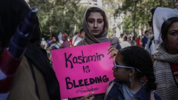 Dimostranti fuori dal Quartiere Generale delle Nazioni Unite a New York, Stati Uniti, chiedono pace nel Kashmir