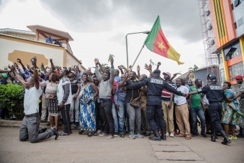 Cittadini camerunensi mentre sventolano la bandiera nazionale
