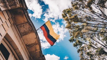 La bandiera colombiana su un edificio a Bogotà 