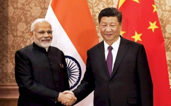 Il primo ministro indiano Narendra Modi (a sinistra) e il presidente cinese Xi Jinping 