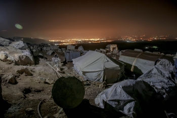Tende per sfollati su un terreno roccioso a Idlib, Siria