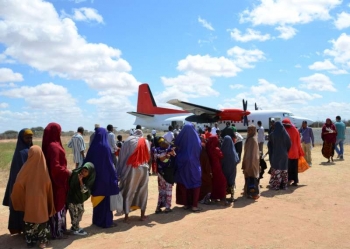 Rifugiati somali s&#039;imbarcano sull&#039;aereo che li riporterà a Mogadiscio dal campo di Dadaab, Kenya.