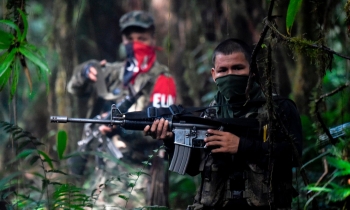 Combattenti dell’Esercito di Liberazione Nazionale (ELN) tra le foreste della Colombia
