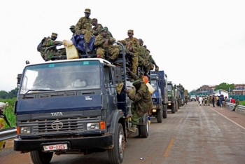 I camion delle Forze di Difesa del Popolo Ugandese in cammino per evacuare cittadini ugandesi in Sud Sudan, 14 luglio 2016. 