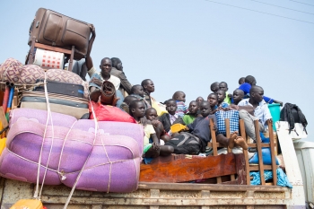 Rifugiati dal Sud Sudan arrivano a Elegu, nel nord dell&#039;Uganda