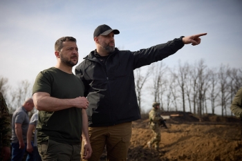 Il presidente Zeleskyy in visita delle fortificazioni costruite a Kharkiv, 9 aprile 2024