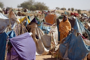 Mentre i combattimenti nel Darfur continuano, migliaia di persone fuggono nel campo per sfollati interni