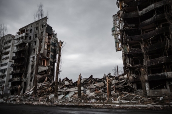 Case famigliari in Bodrodyanka, Ucraina, distrutte dopo un’ esplosione per mano dell’esercito russo.