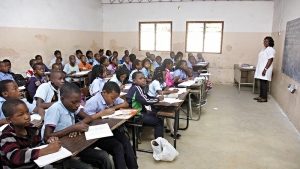 Bambini nell’aula di una scuola in Mozambico