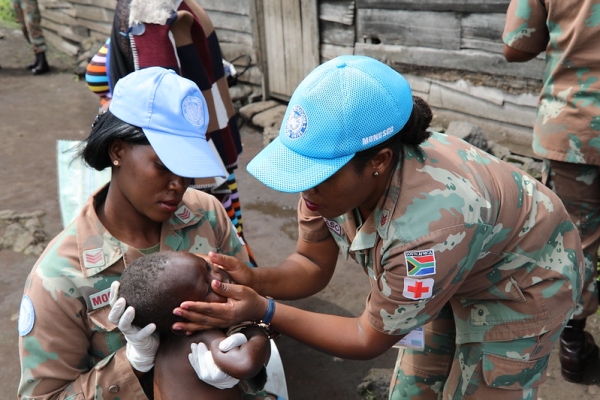 Due peacekeeper della MONUSCO si prendono cura di un bambino vulnerabile nel Nord Kivu