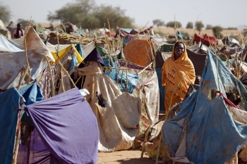 As Darfur Fighting Continues, Thousands Flee to IDPs Camp. 