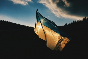 Bandiera Ucraina in un campo