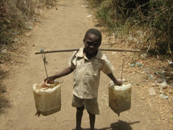 Un bambino sudanese alla ricerca di acqua