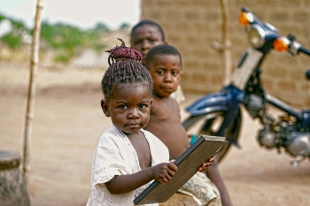 Bambini in un campo sfollati 