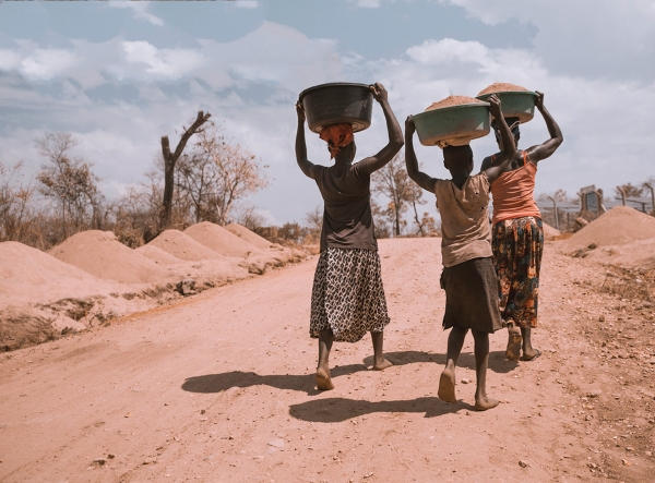 Ethiopian women carrying food