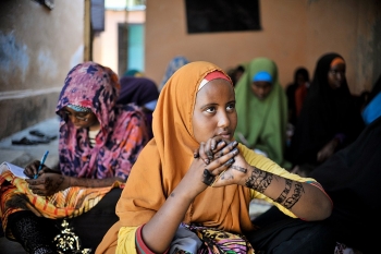 Donne e bambine in un centro medico somalo, in occasione della visita del SRSG per la violenza sessuale nei conflitti